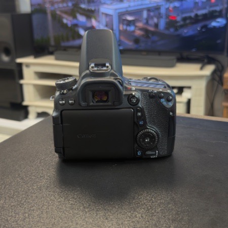 دوربین دست دوم کانن Canon EOS 70D Kit 18-135mm f/3.5-5.6 IS STM (20/000 شات)