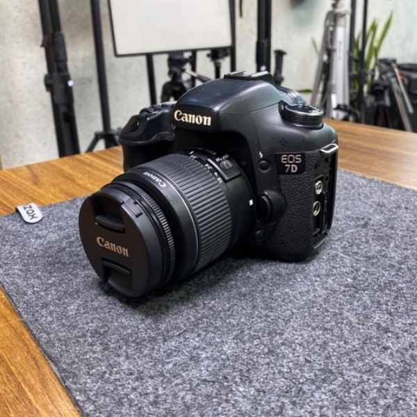 دوربین دست دوم کانن Canon EOS 7D Kit 18-55mm DC III (85/000 شات)