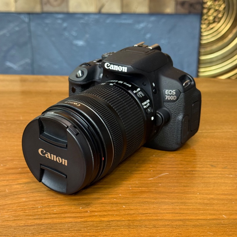 دوربین دست دوم کانن Canon EOS 700D Kit 18-135mm f/3.5-5.6 IS STM Used (3500 شات)