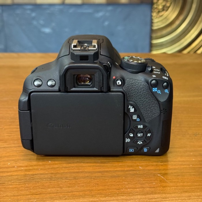 دوربین دست دوم کانن Canon EOS 700D Kit 18-135mm f/3.5-5.6 IS STM Used (3500 شات)