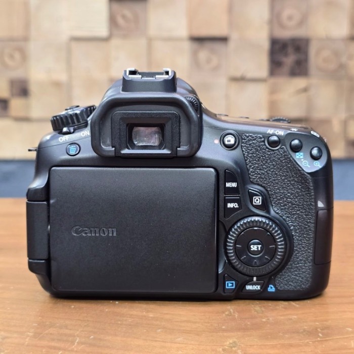 دوربین دست دوم عکاسی کانن Canon EOS 60D 18-55 isتعداد شات: 15000شات