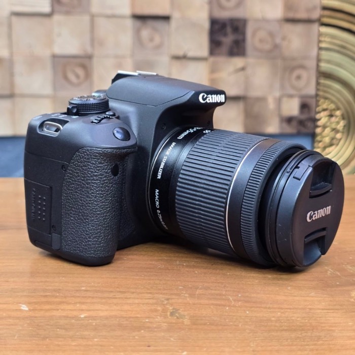 دوربین دست دوم کانن Canon EOS 700D Kit 18-55mm f/3.5-5.6 IS STM (1500 شات)