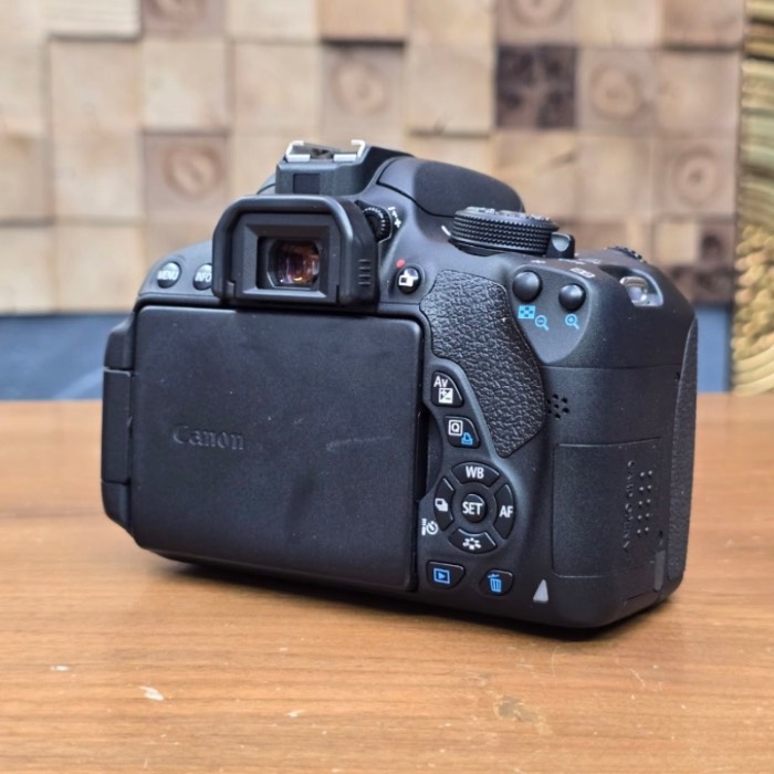 دوربین دست دوم کانن Canon EOS 700D Kit 18-55mm f/3.5-5.6 IS STM (1500 شات)