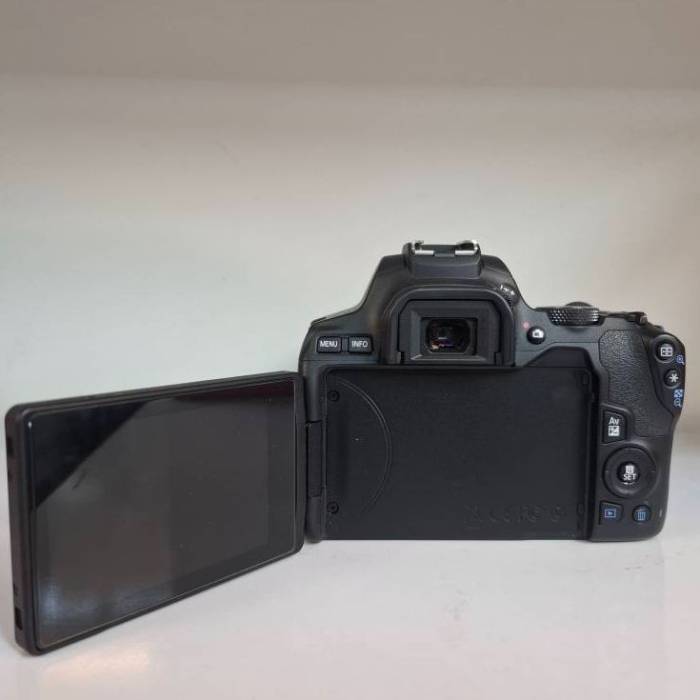 دوربین دست دوم کانن Canon EOS 250D Kit EF-S 18-55 mm f/4-5.6 IS STM (7000 شات)