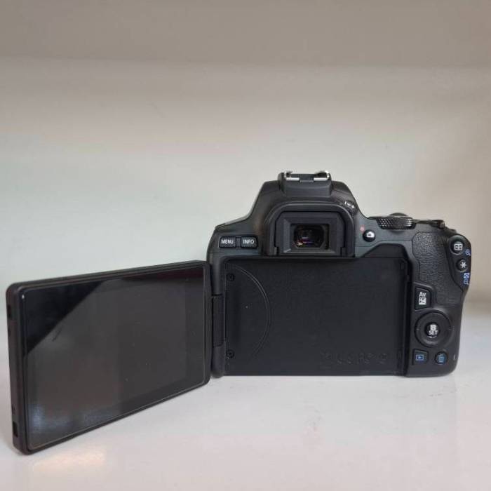 دوربین دست دوم کانن Canon EOS 250D Kit EF-S 18-55 mm f/4-5.6 IS STM (3000 شات)