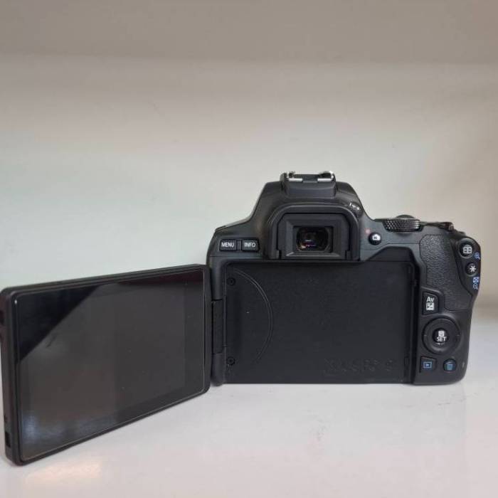دوربین دست دوم کانن Canon EOS 250D Kit EF-S 18-55 mm f/4-5.6 IS STM (9000 شات)