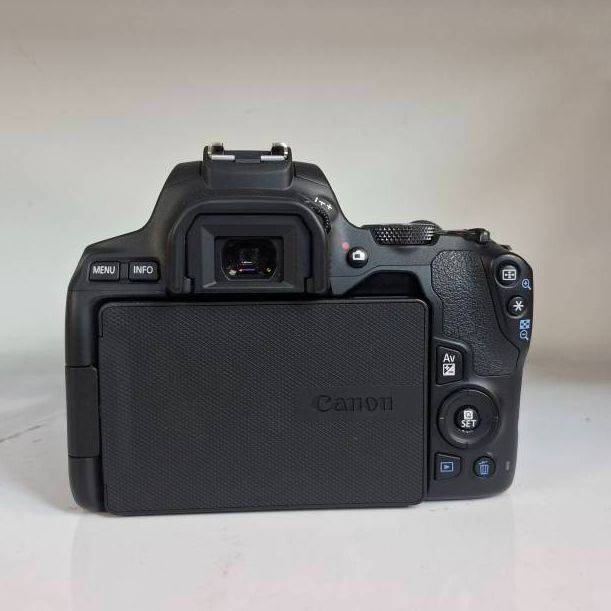 دوربین دست دوم کانن Canon EOS 250D Kit EF-S 18-55 mm f/4-5.6 IS STM (9000 شات)