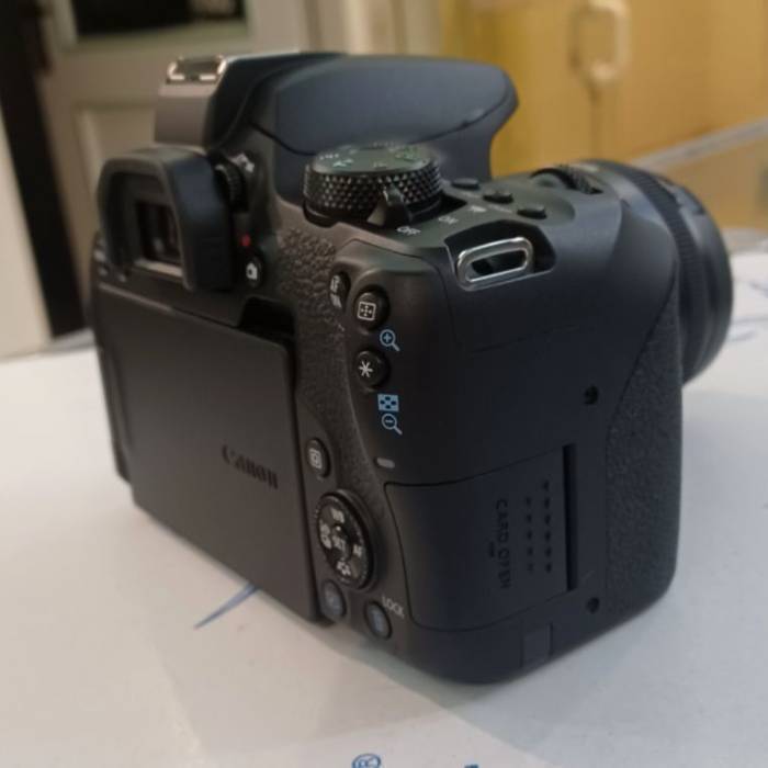 دوربین عکاسی کانن دست دوم Canon EOS 850D kit EF-S 18-55mm f/4-5.6 IS STM used (حدود ۴۵۰۰ شات)