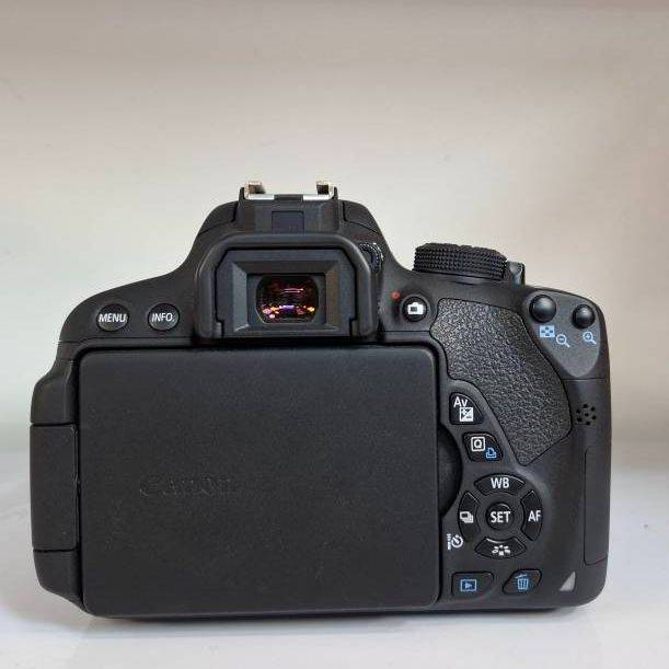 دوربین دست دوم Canon EOS 700D Kit 18-55mm f/3.5-5.6 IS STM (5000 شات)