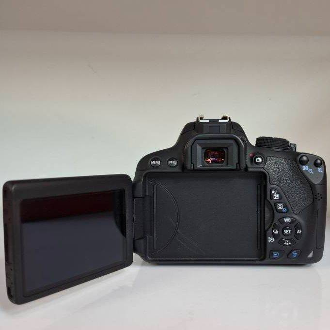 دوربین دست دوم کانن Canon EOS 700D Kit 18-55mm f/3.5-5.6 IS STM (4000 شات)