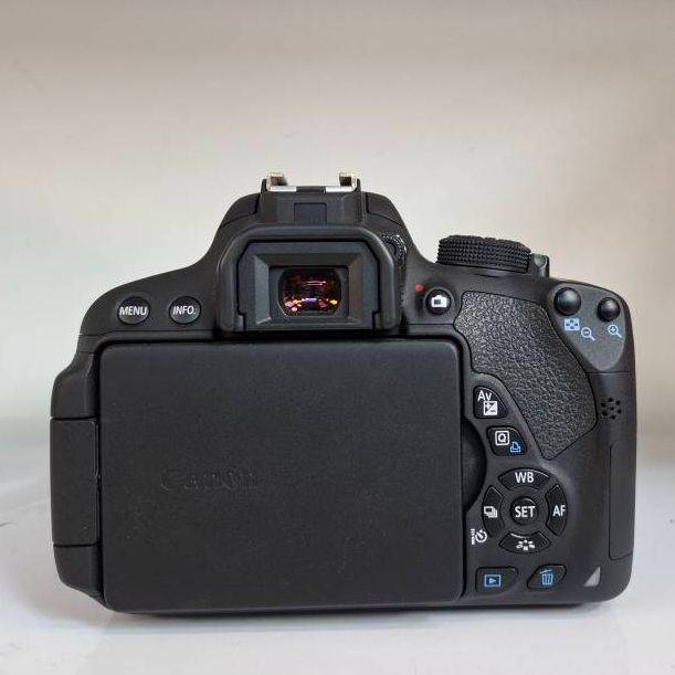 دوربین دست دوم کانن Canon EOS 700D Kit 18-55mm f/3.5-5.6 IS STM (4000 شات)