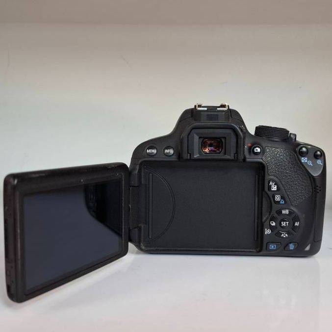 دوربین دست دوم Canon EOS 700D Kit 18-135mm f/3.5-5.6 IS STM Used (14000 شات)