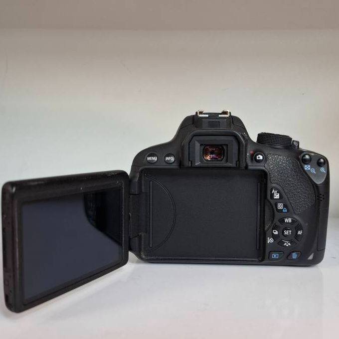 دوربین دست دوم Canon EOS 700D Kit 18-135mm f/3.5-5.6 IS STM Used (7000 شات)