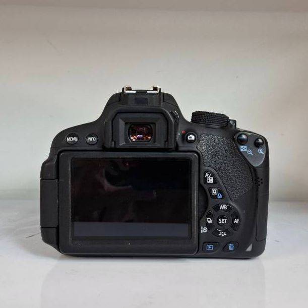 دوربین دست دوم Canon EOS 700D Kit 18-135mm f/3.5-5.6 IS STM Used (7000 شات)