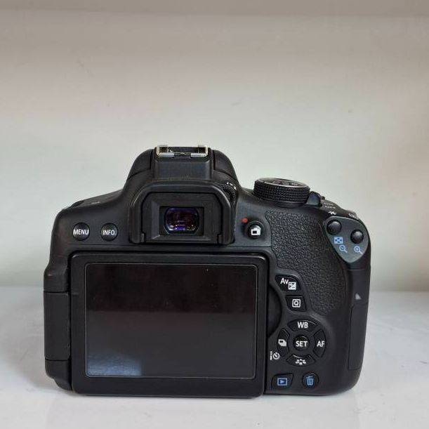دوربین دست دوم کانن Canon EOS 750D Kit 18-135mm F3.5-5.6 IS STM (20000 شات)