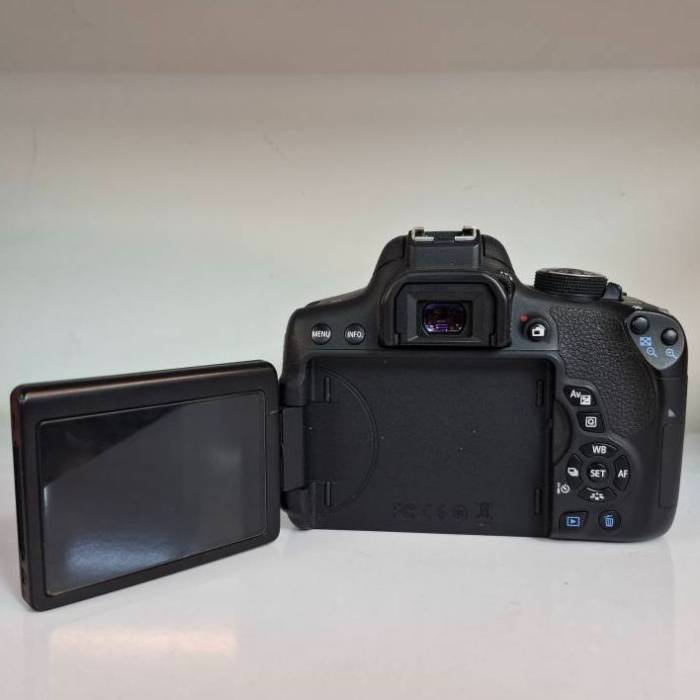 دوربین دست دوم کانن Canon EOS 750D Kit 18-135mm F3.5-5.6 IS STM (20000 شات)