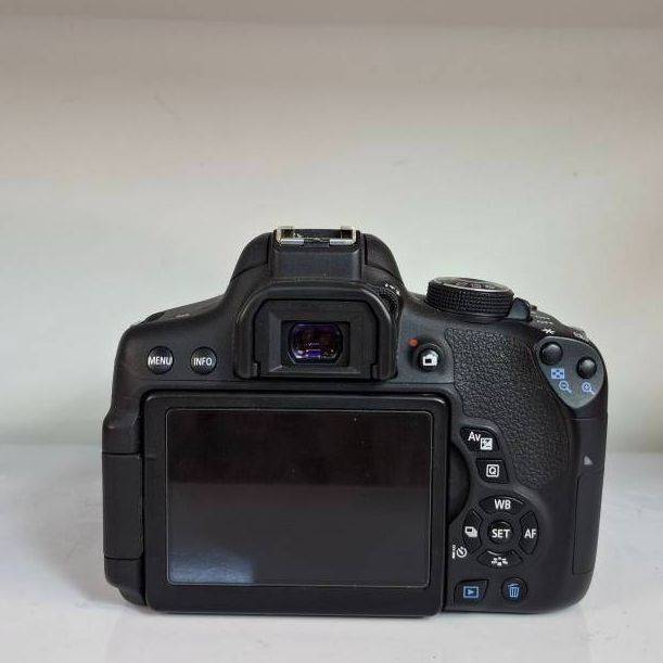 دوربین دست دوم کانن Canon EOS 750D Kit 18-135mm F3.5-5.6 IS STM (6000 شات)