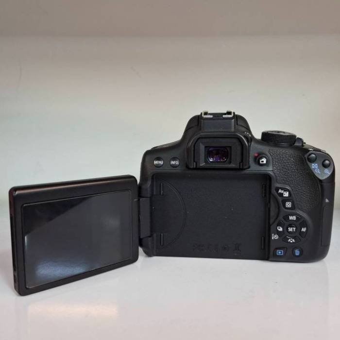 دوربین دست دوم کانن Canon EOS 750D Kit 18-135mm F3.5-5.6 IS STM (6000 شات)
