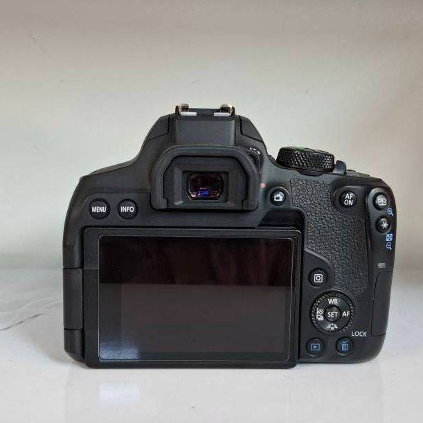 دوربین دست دوم کانن Canon EOS 850D kit EF-S 18-135mm f/3.5-5.6 IS USM (9000 شات)