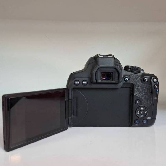 دوربین دست دوم کانن Canon EOS 850D kit EF-S 18-135mm f/3.5-5.6 IS USM (9000 شات)