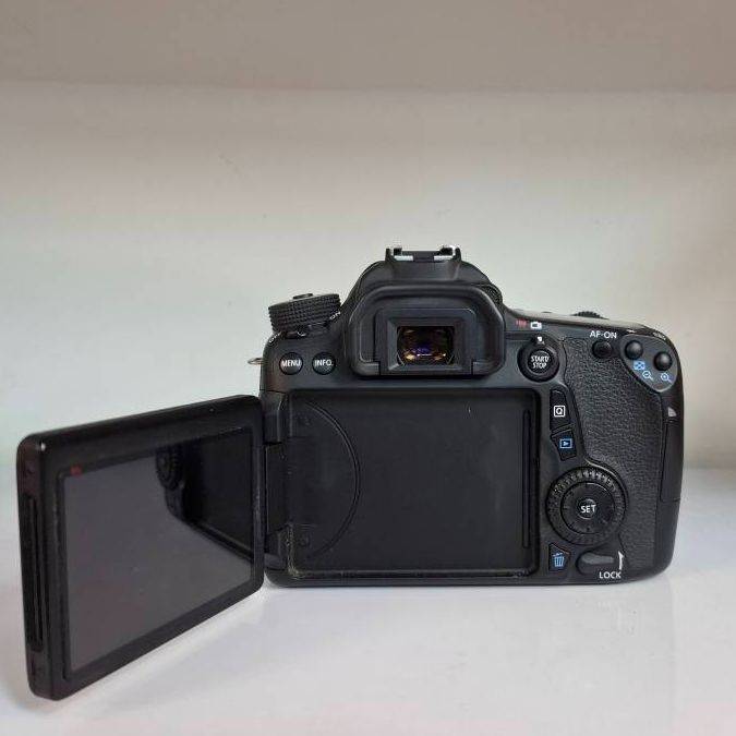 دوربین عکاسی کانن دست دوم  Canon EOS 70D Kit 18-135mm f/3.5-5.6 IS STM (11000 شات)