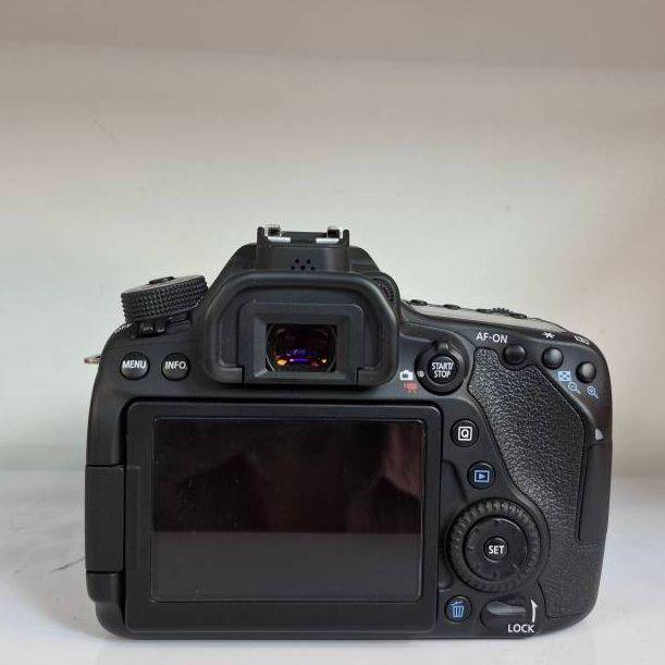 دوربین دست دوم کانن Canon EOS 80D Kit 18-135mm f/3.5-5.6 IS USM (6000 شات)