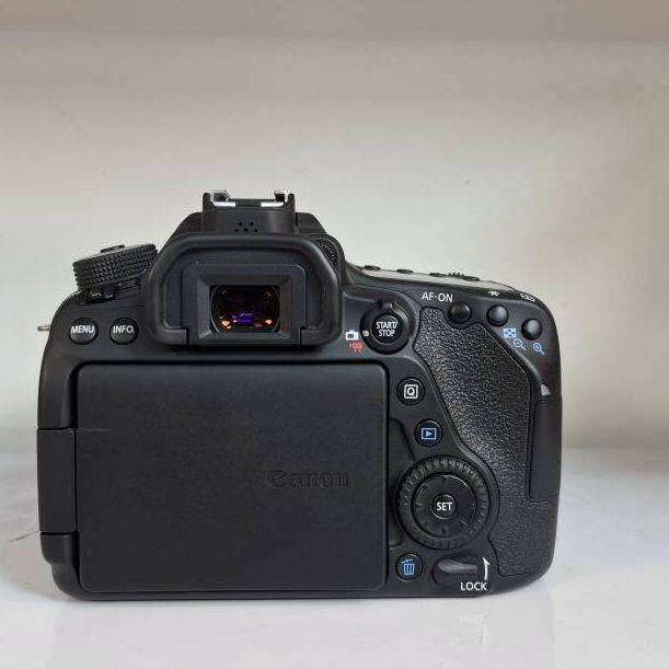 دوربین دست دوم کانن Canon EOS 80D Kit 18-135mm f/3.5-5.6 IS USM (10000 شات)