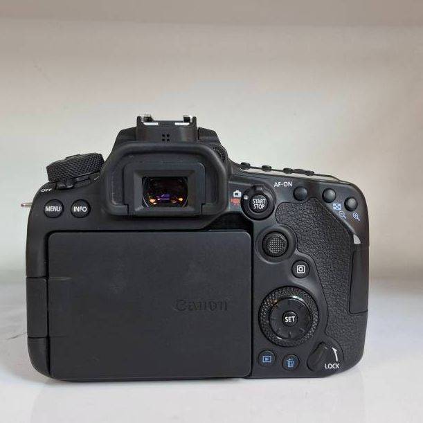دوربین دست دوم کانن  Canon EOS 90D DSLR kit EF-S 18-135mm IS USM (2000 شات)