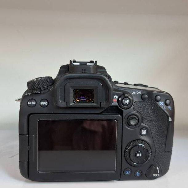 دوربین دست دوم کانن Canon EOS 90D DSLR kit EF-S 18-135mm IS USM (24000 شات)