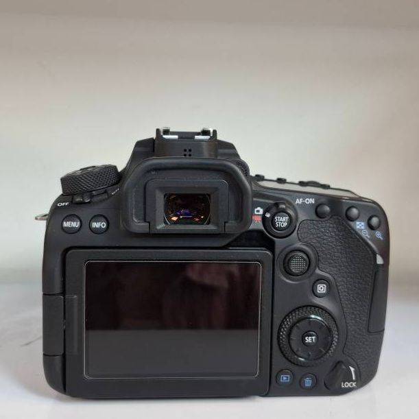 دوربین دست دوم کانن Canon EOS 90D DSLR kit EF-S 18-135mm IS USM(2100 شات)