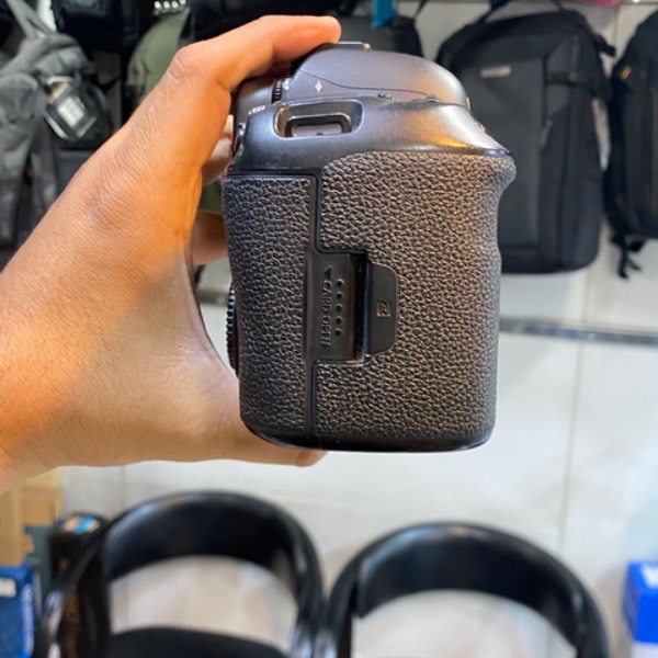 دوربین عکاسی دست دوم کانن Canon 5D mark IV( 93000 شات)