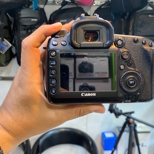 دوربین عکاسی دست دوم کانن Canon 5D mark IV( 93000 شات)