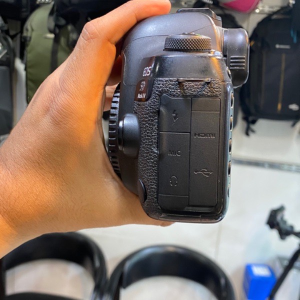 دوربین عکاسی دست دوم کانن Canon 5D mark IV( 93000 شات)