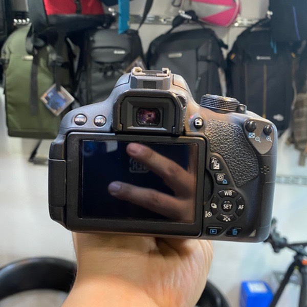 دوربین عکاسی کانن Canon EOS 700D Kit 18-135mm f/3.5-5.6 IS STM Used