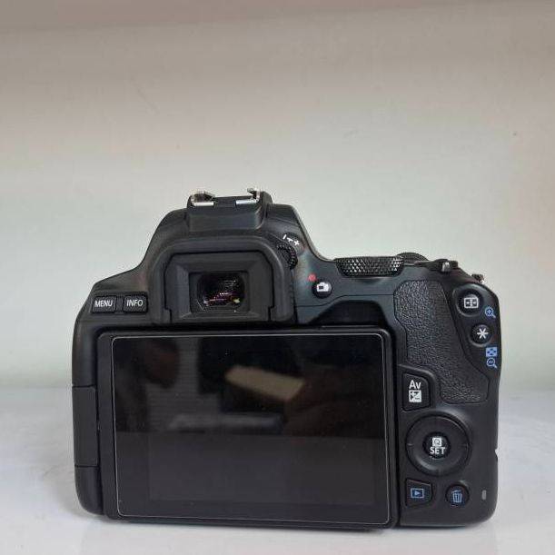 دوربین دست دوم کانن Canon EOS 250D Kit EF-S 18-55 mm f/4-5.6 IS STM (3000 شات)
