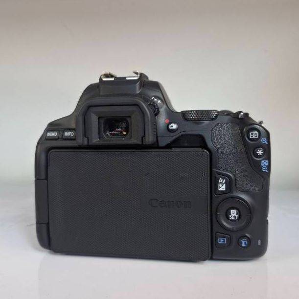 دوربین دست دوم کانن Canon EOS 250D Kit EF-S 18-55 mm f/4-5.6 IS STM (3000 شات)