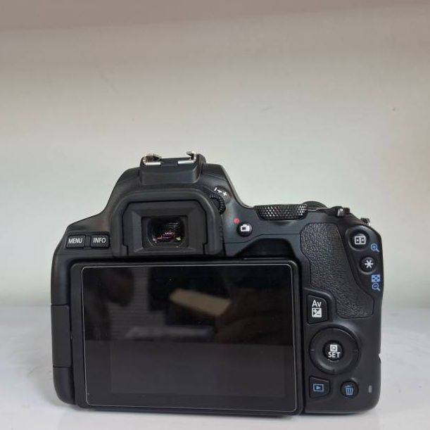 دوربین دست دوم Canon EOS 250D Kit EF-S 18-55 mm f/4-5.6 IS STM (7000 شات)