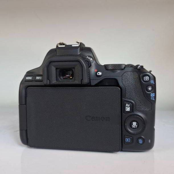دوربین دست دوم Canon EOS 250D Kit EF-S 18-55 mm f/4-5.6 IS STM (7000 شات)