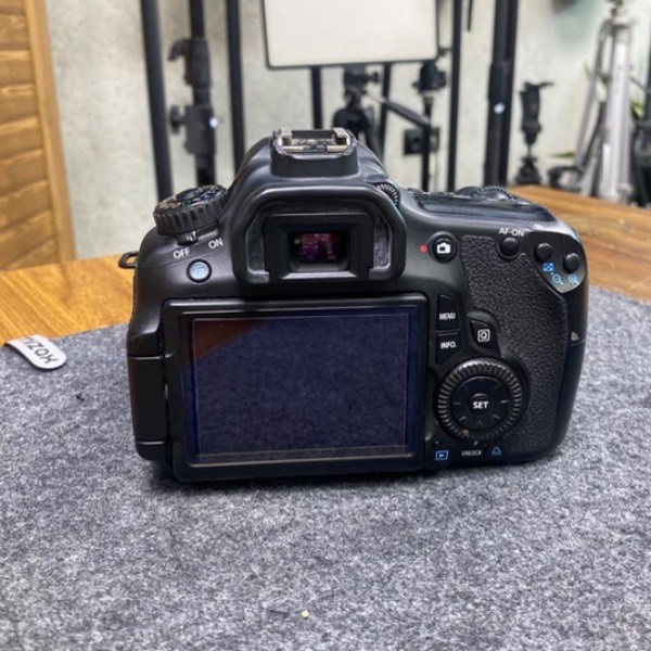 دوربین دست دوم کانن Canon EOS 60D Kit 18-135mm f/3.5-5.6 IS STM (21/000 شات)