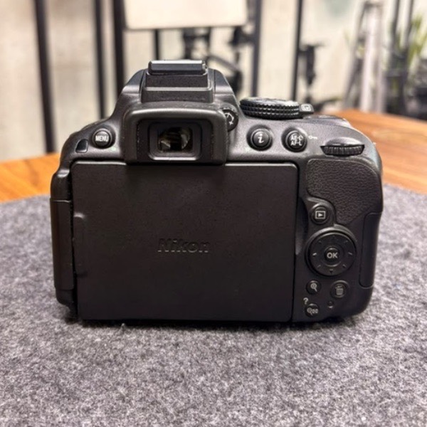 دوربین دست دوم نیکون Nikon D5300‌ Kit AF-P 18-55mm VR (21/000 شات)