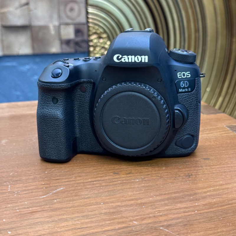 دوربین دست دوم کانن Canon EOS 6D Mark II DSLR Camera Body (2000 شات)