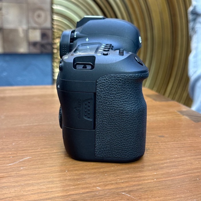 دوربین دست دوم کانن Canon EOS 6D Mark II DSLR Camera Body (2000 شات)