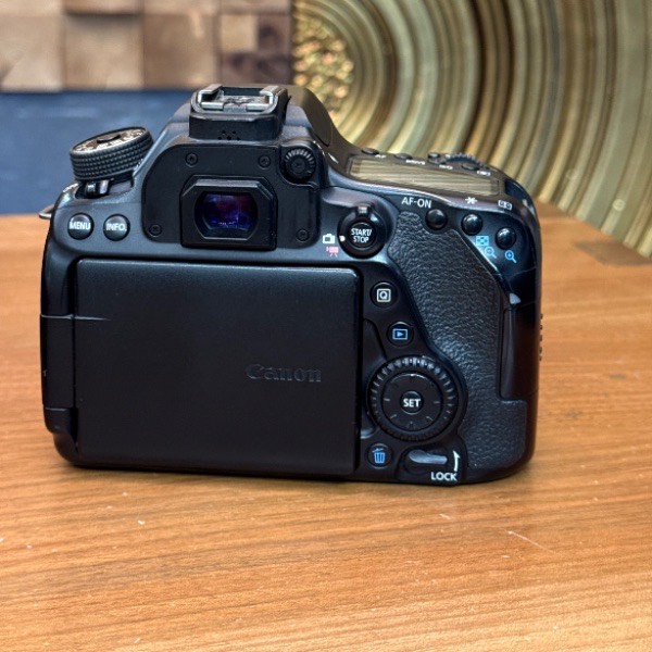 دوربین دست دوم کانن Canon EOS 80D Kit 18-135mm f/3.5-5.6 IS USM (35000 شات)