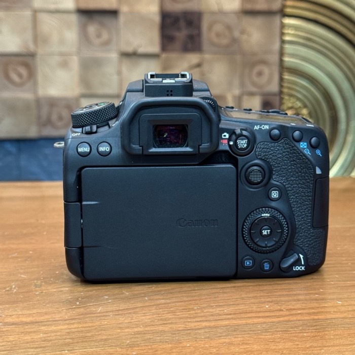 دوربین دست دوم کانن Canon EOS 90D DSLR Camera kitt 18-135mm Lens (3000 شات)