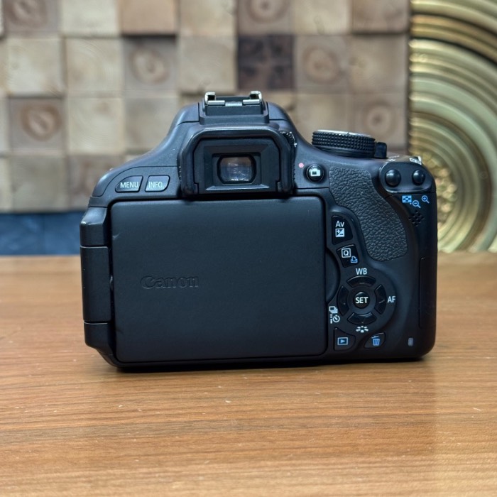 دوربین دست دوم کانن canon EOS 600D (Kiss X5) (تعداد شات 13 هزار)