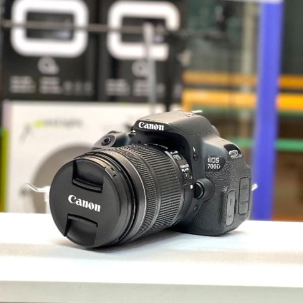 دوربین دست دوم کانن Canon EOS 700D Kit 18-135mm f/3.5-5.6 IS STM Used (130000 شات)