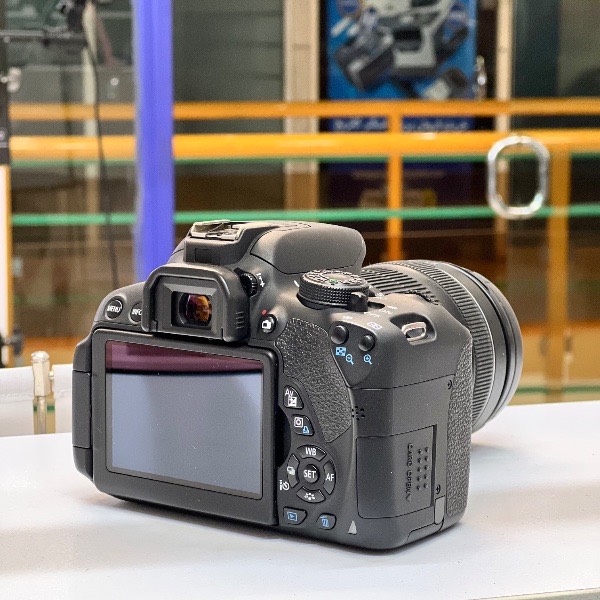 دوربین دست دوم کانن Canon EOS 700D Kit 18-135mm f/3.5-5.6 IS STM Used (130000 شات)