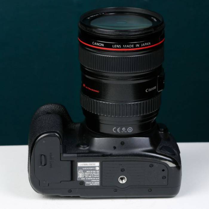 دوربین دست دوم کانن Canon EOS 5D IV Kit 24-105mm f/4 IS USM (136000 شات)