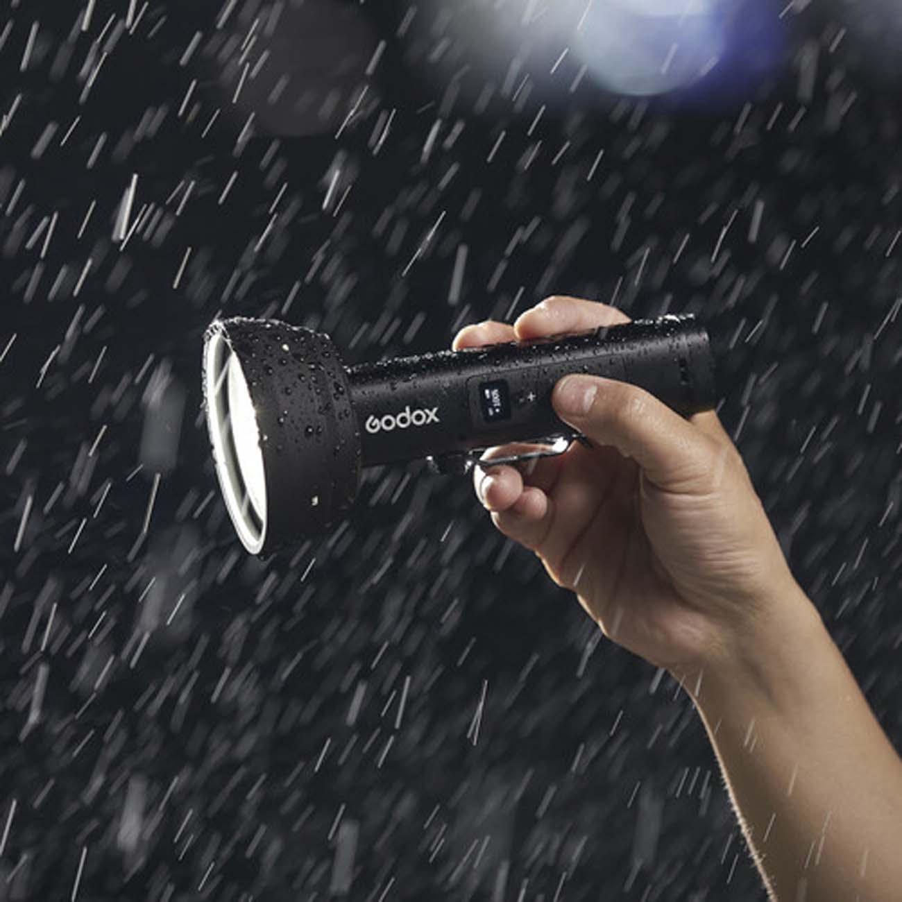 نمای کاربردی از نور دستی گودکس Godox FL15Bi Bi-Color LED Video Flashlight