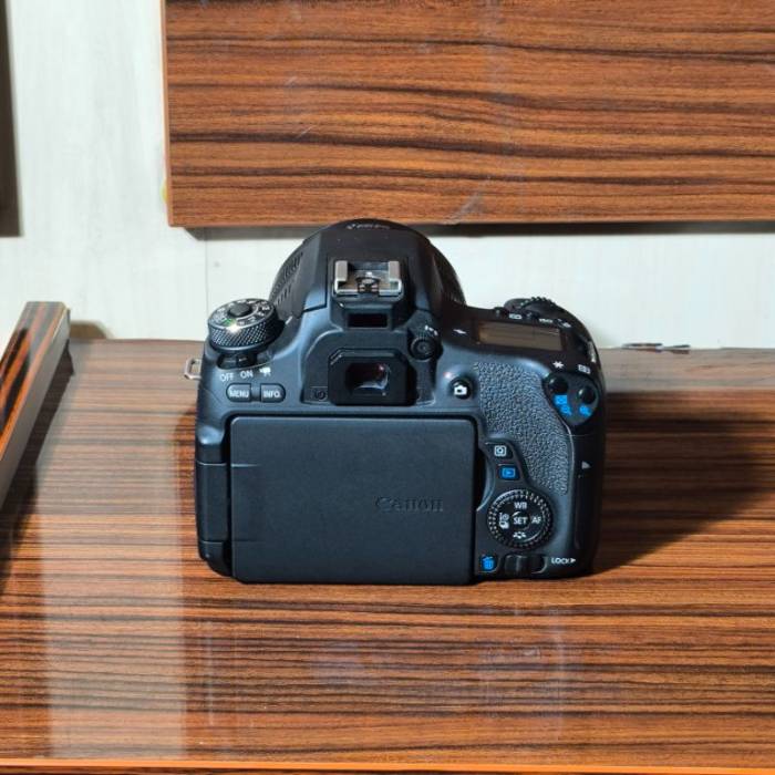 دوربین دست دوم کانن CANON 760D Kit 18-135mm f/3.5-5.6 IS STM (38000 شات)